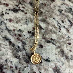 Kendra Scott Gold chain with pendant
